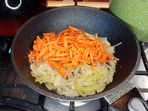 Жарим лук и морковь