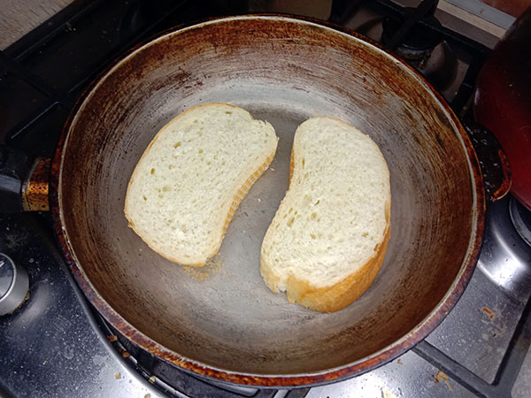 Обжариваем хлеб