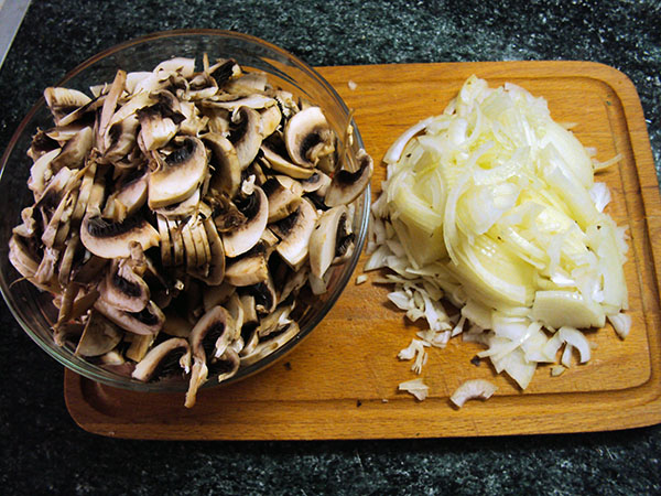 Нарезанные грибы и лук