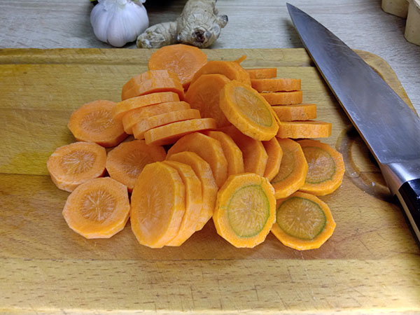 Режем морковь