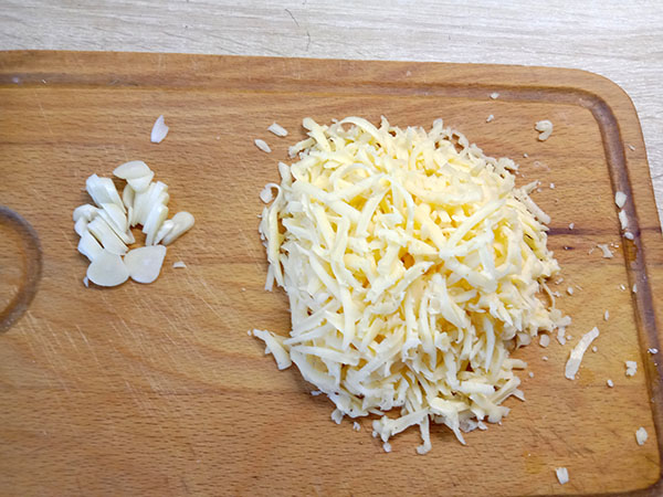 Трем сыр и режем чеснок