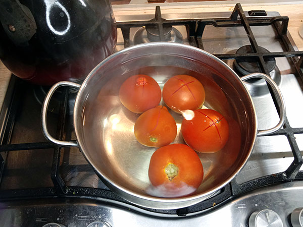 Заливаем кипятком помидоры