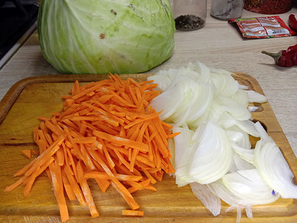 Нарезаем овощи