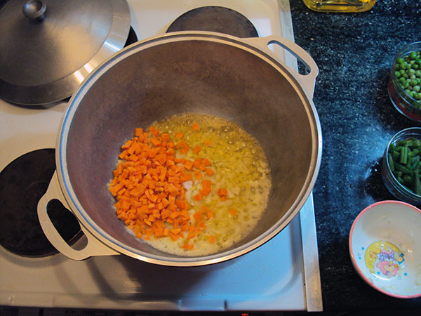 Обжариваем лук морковь