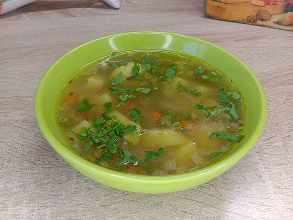 Постный суп с зеленым горошком и рисом