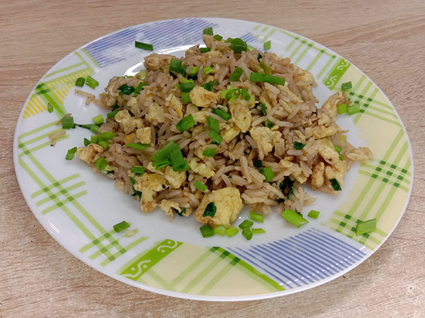 Рис с яйцом и зеленым луком