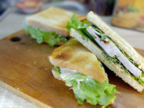 Сендвич с окороком сыром