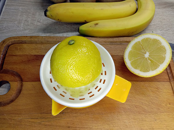 Выдавливаем сок лимона