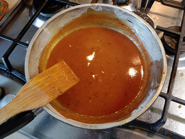 Обжариваем томатную пасту