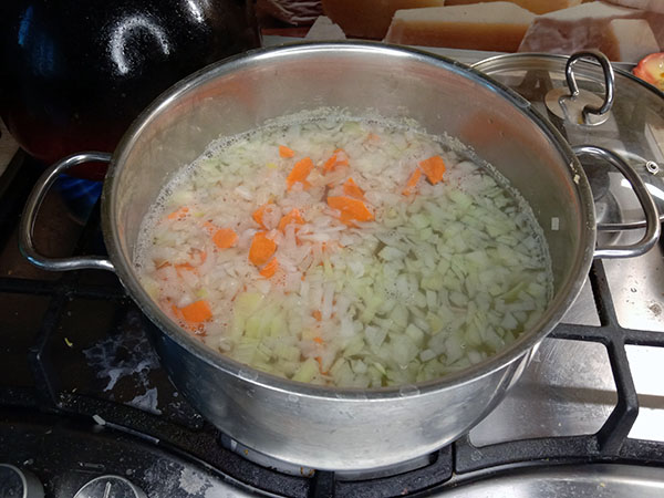 Варим картофель,  лук и морковь
